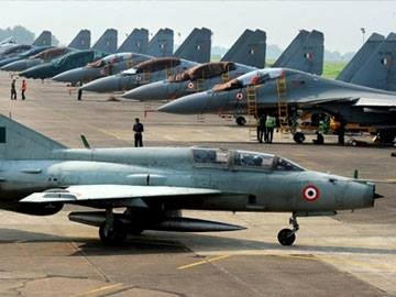 Chiến đấu cơ MIG-21 và máy bay Su-30 tại một căn cứ không quân Ấn Độ. Ảnh: AFP