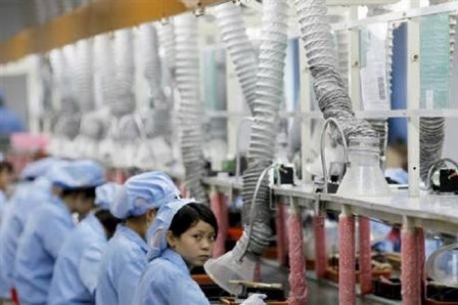 Công nhân làm việc tại một nhà máy ở tỉnh Giang Tô, miền đông Trung Quốc - Ảnh: Reuters