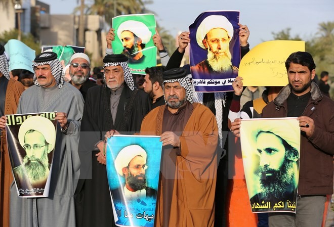 Người biểu tình phản đối việc xử tử một giáo sỹ Hồi giáo dòng Shi’ite tại Baghdad, Iraq ngày 3/1. (Ảnh: AFP/TTXVN)