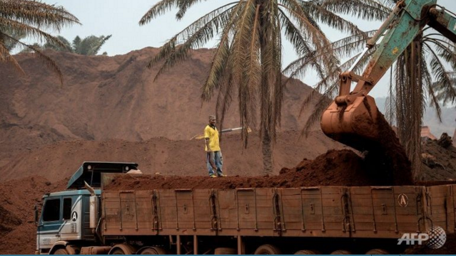 Xe tải chở quặng bauxite tại Malaysia. Ảnh: AFP