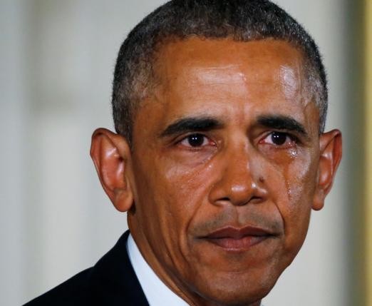 Ông Obama khóc khi phát biểu về luật sở hữu súng. Ảnh: Reuters