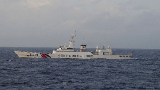 Tàu vũ trang của lực lượng bảo vệ bờ biển Trung Quốc được phát hiện gần quần đảo tranh chấp Điếu Ngư/ Senkaku. Ảnh: AP