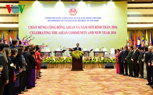Thủ tướng Nguyễn Tấn Dũng phát biểu trước các đoàn ngoại giao, các vị Đại sứ, Trưởng đại diện các tổ chức quốc tế trong buổi tiệc chào mừng Cộng đồng ASEAN và năm Bính Thân 2016. 