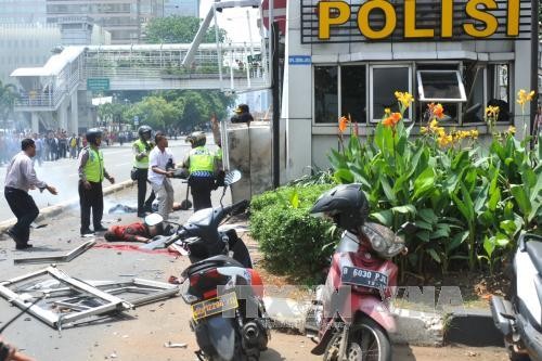 Thêm clip vụ khủng bố bắn dân thường, hạ cảnh sát, nổ bom người tại Jakarta