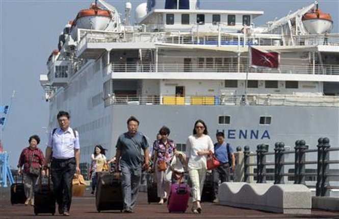 Hành khách xuống cảnh tàu ở Jeju, Hàn Quốc - Ảnh: Reuters