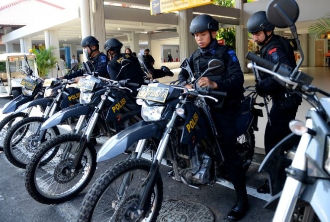 Cảnh sát Indonesia tăng cường an ninh tại sân bay Bali sau vụ khủng bố ở Jakarta. Ảnh: AFP