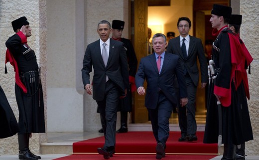 Vua Abdullah (phải) và Tổng thống Barack Obama tại một cuộc gặp ở cung điện Al-Humma, Jordan. Ảnh: AP