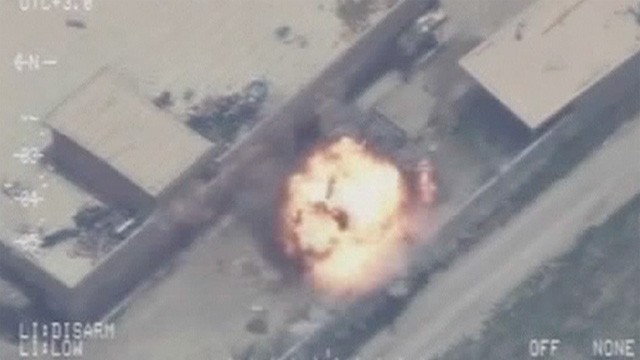 Ảnh minh họa - mục tiêu bị nổ tung sau khi liên minh không kích IS tại Mosul.