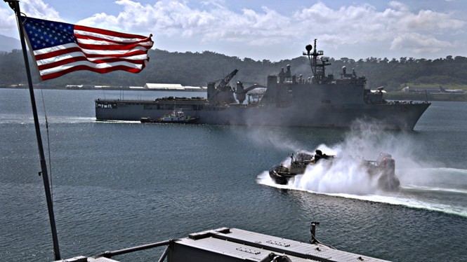 Tàu chiến Hải quân Mỹ ghé vịnh Subic của Philippines - Ảnh: Reuters