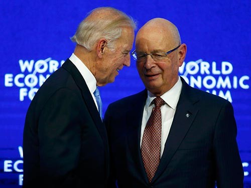 Phó Tổng thống Mỹ Joe Biden (trái) và nhà sáng lập WEF Klaus Schwab (phải) tại hội nghị Ảnh: REUTERS