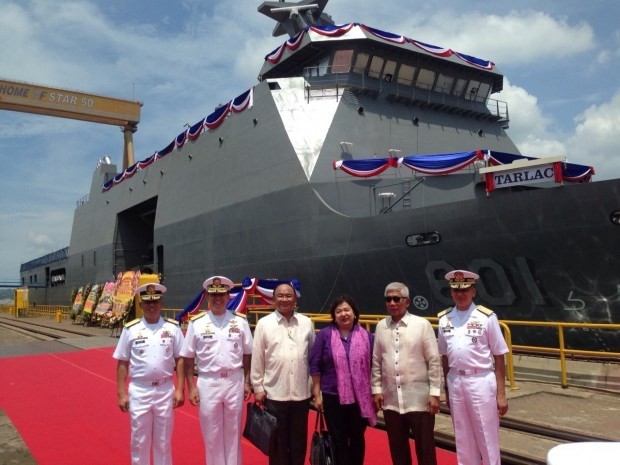 Các quan chức Philippines đứng gần tàu BRP Tarlac do Indonesia sản xuất.