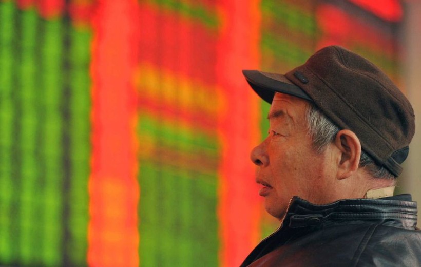 Gương mặt đăm chiêu của một nhà đầu tư chứng khoán Trung Quốc