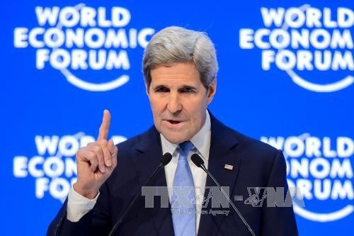 Ngoại trưởng Mỹ John Kerry phát biểu với báo giới bên lề Diễn đàn Kinh tế Thế giới tại Davos. Ảnh: AFP/TTXVN