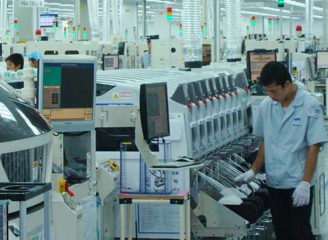 Mặt hàng điện thoại và linh kiện đã đóng góp lớn vào tăng trưởng xuất khẩu của Việt Nam trong năm qua. Trong ảnh là sản xuất tại nhà máy của Samsung ở Bắc Ninh - Ảnh: Quốc Hùng