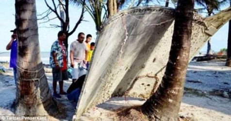 Mảnh kim loại lớn trôi dạt vào bờ biển tỉnh Nakhon Si Thammarat.