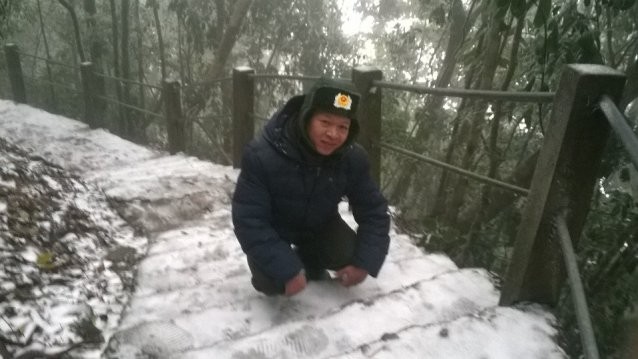 Anh Trần Ngọc Chính, Trạm trưởng trạm kiểm lâm cos 1.100 cho biết, lên đây công tác từ năm 1992, đây là lần đầu tiên thấy tuyết rơi như vậy.