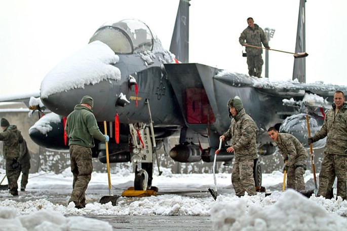 Vệ binh quốc gia Mỹ dọn tuyết phủ trên đường băng ở một căn cứ không quân tại Afghanistan năm 2012. Dù bão tuyết hay băng giá, máy bay chiến đấu Mỹ vẫn có thể bay được nhờ đã từng thử nghiệm trong phòng thí nghiệm - Ảnh:Không lực Mỹ