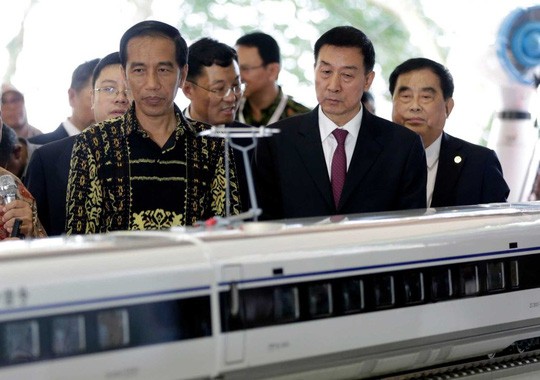 Tổng thống Indonesia Joko Widodo (trái) tham dự lễ khởi công xây dựng dự án đường sắt cao tốc Jakarta – Bandung hôm 21-1. Ảnh: AP