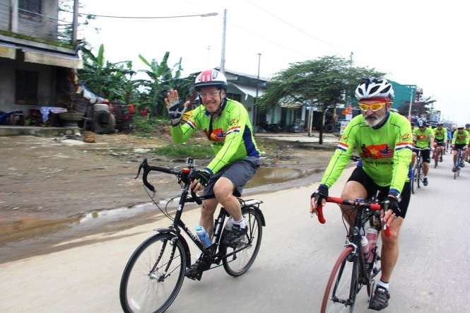 Đại sứ Hoa Kỳ cùng đoàn đạp xe vào cửa ngõ phía bắc TP Huế - Ảnh: Nguyên Linh.