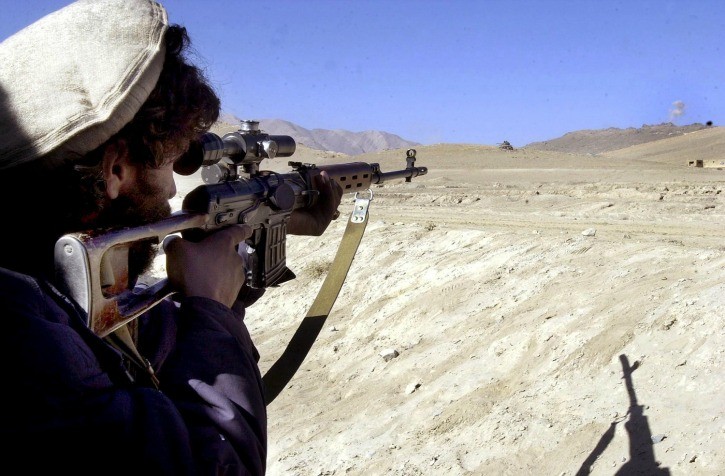 Clip anh lính Iraq già dơ qua mặt xạ thủ bắn tỉa IS bằng chiêu lừa “kinh điển”