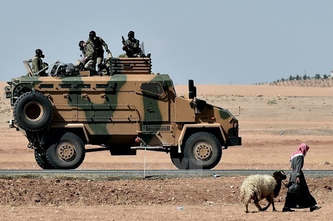 Xe bọc thép của quân đội Thổ Nhĩ Kỳ tuần tra tại thị trấn Suruc gần Kobane, biên giới Thổ Nhĩ Kỳ-Syria. (Nguồn: AFP/TTXVN