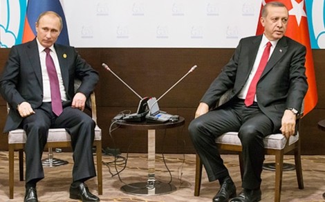Tổng thống Nga Vladimir Putin và Tổng thống Thổ Nhĩ Kỳ Tayyip Erdogan vẫn chưa nói chuyện trực tiếp với nhau kể từ sau vụ máy bay Su-24 bị bắn hạ.   Ảnh: AP