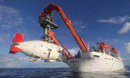 Một tàu Trung Quốc chuẩn bị hạ tàu ngầm để thăm dò đáy biển. Ảnh: Global Times