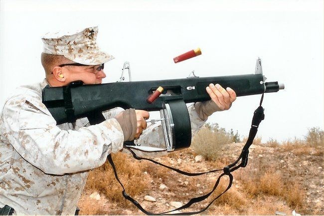 Sức mạnh khẩu súng 2 chế độ bắn Auto Assault-12 của Mỹ