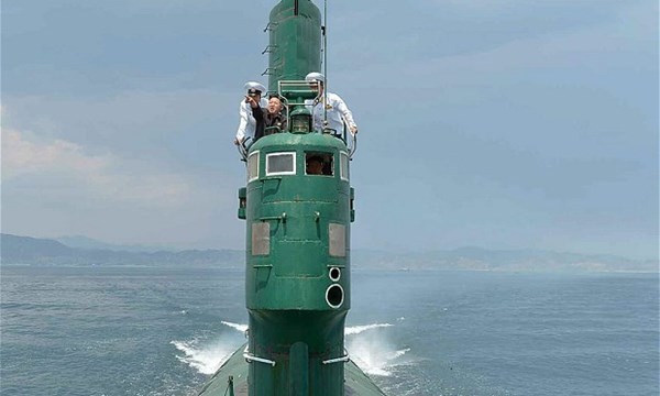 Lãnh đạo Triều Tiên Kim Jong-un thị sát trên một chiếc tàu ngầm.