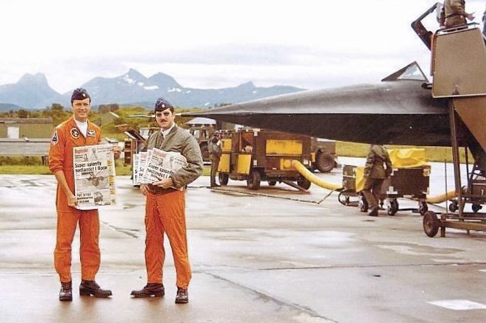 Phi công BC Thomas và sĩ quan Jay Reid cùng xấp báo của Na Uy viết về vụ máy bay SR-71 hạ cánh xuống Bodø, ngày 15.8.1981 - Ảnh: BC Thomas/FoxtrotAlpha