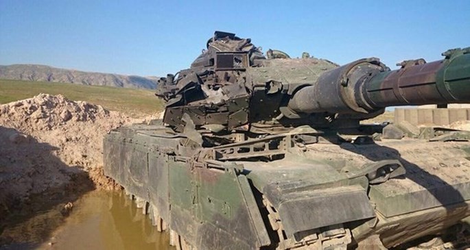 Chiếc xe tăng M-60 của Thổ Nhĩ Kỳ trúng tên lửa Kornet chỉ bị hỏng phần quan sát của tháp pháo - Ảnh: Dailysabah