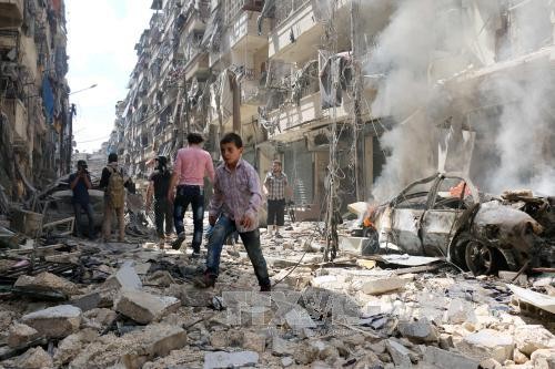 Cảnh đổ nát sau vụ không kích ở thành phố Aleppo ngày 28/4. Ảnh: AFP/TTXVN