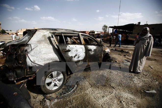Hiện trường một vụ đánh bom xe ở thành phố Samawa, Iraq, do Is tiến hành ngày 1/5. (Nguồn: AFP/TTXVN)