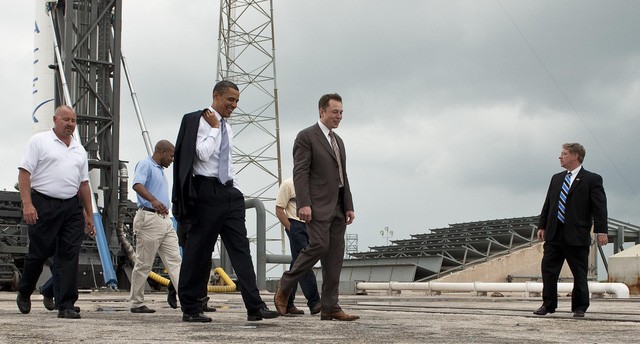 Đi ngang hàng tổng thống Obama, người quyền lực nhất thế giới trong chuyến thăm của ông đến SpaceX.