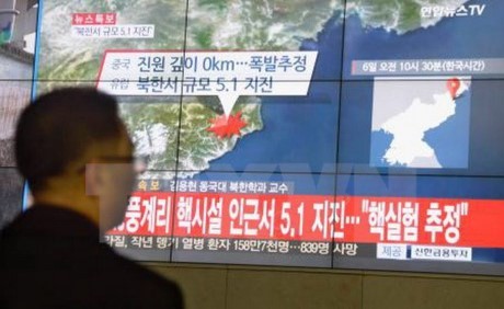 Người dân Hàn Quốc theo dõi bản tin về những rung chấn của động đất gần bãi thử hạt nhân Punggye-ri của Triều Tiên. (Nguồn: Kyodo/TTXVN)