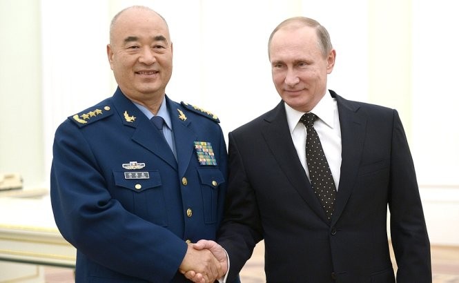 Tổng thống Nga Vladimir Putin (phải) và phó chủ tịch Quân ủy trung ương Trung Quốc Hứa Kỳ Lượng bắt tay tại một cuộc họp song phương diễn ra tháng 11-2015 ở Matxcơva - Ảnh: Diplomat