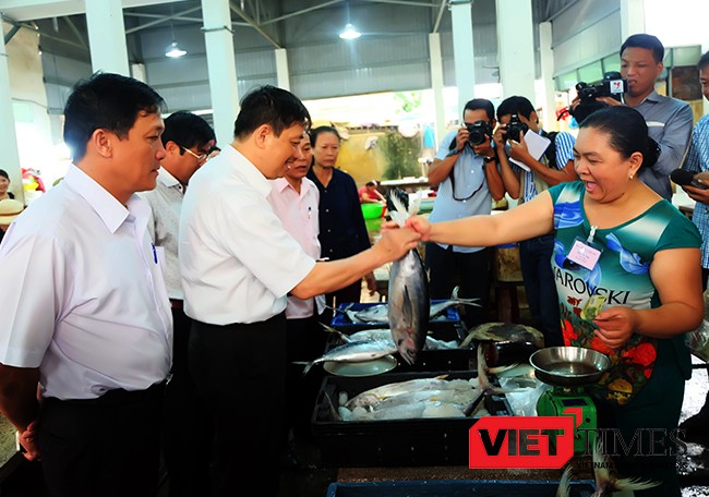  Phó Chủ tịch UBND TP Đà Nẵng Dặng Việt Dũng mua cá tại điểm bán được cấp giấy chứng nhận của Chi Cục quản lý chất lượng nông lâm thủy sản (Sở NN & PTNT Đà Nẵng)