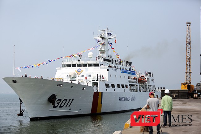  Sáng 3/5, tàu huấn luyện BADARO, hô hiệu 3011HAM cùng 170  sỹ quan, thủy thủ thuộc lực lượng Bảo vệ bờ biển Hàn Quốc đã cập cảng Tiên Sa, chính thức thăm Đà Nẵng trong 4 ngày.