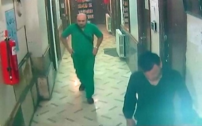 Hình ảnh cho thấy bác sĩ Muhammad Maaz (áo xanh) đang còn sống, ngay trước lúc bom rơi (Nguồn: Telegraph)