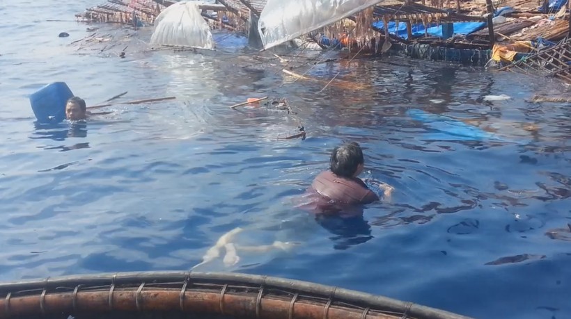 Clip phẫn nộ ngư dân Việt ôm can bơi giữa biển vì bị “tàu lạ” đâm chìm