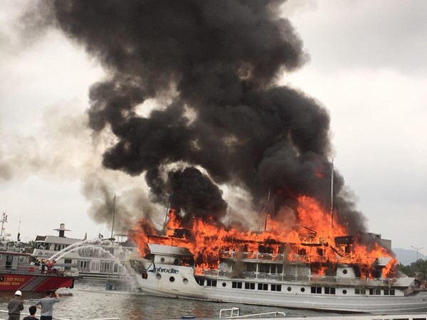 Tàu QN 6299 chìm trong biển lửa tại cảng Tuần Châu trưa 6.5