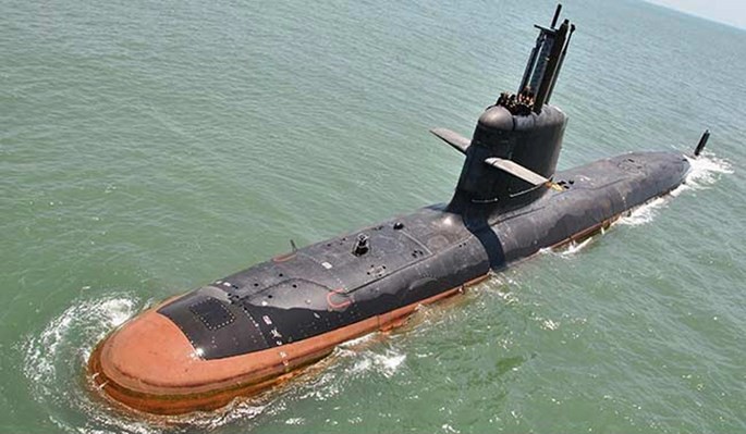 Tàu ngầm Kalvari, chiếc đầu tiên trong loạt 6 chiếc lớp Scorpene Ấn Độ đóng theo giấy phép của Pháp, thử nghiệm trên biển ngày 1.5.2016. Không có ngư lôi, tàu này như hổ không nanh - Ảnh: Hải quân Ấn Độ