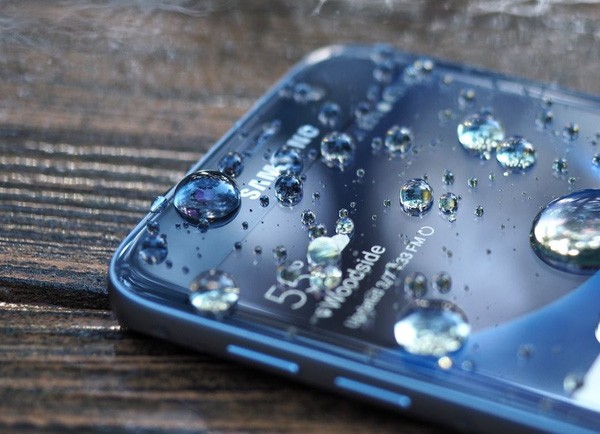 Hè này hãy an tâm đi bơi cùng loạt smartphone chống nước sau đây