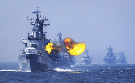 Tàu Trung Quốc tập trận bắn đạn thật. Ảnh: China Daily