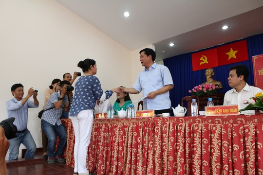 Bà Nguyễn Thị Nhạnh trực tiếp gặp Bí thư Đinh La Thăng gởi đơn phản ánh tình trạng ô nhiễm do Công ty Tấn Minh gây ra
