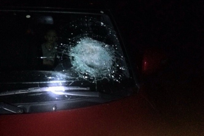 Một ôtô bị ném đá gây hư hại trong tối 13-5 - Ảnh: Vidif