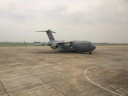 Chiếc Boeing C17 chở phương tiện phục vụ cho đoàn tùy tùng của Tổng thống Barack Obama đã đến sân bay Nội Bài Ảnh: TÔ HÀ
