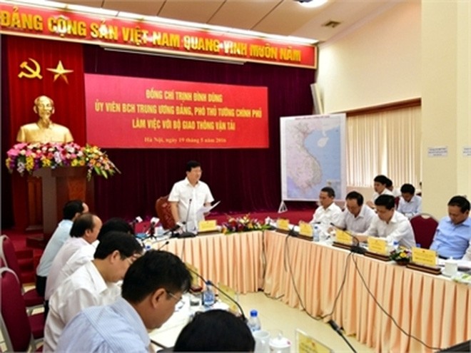 Phó Thủ tướng Trịnh Đình Dũng làm việc với Bộ GTVT. Ảnh: VGP