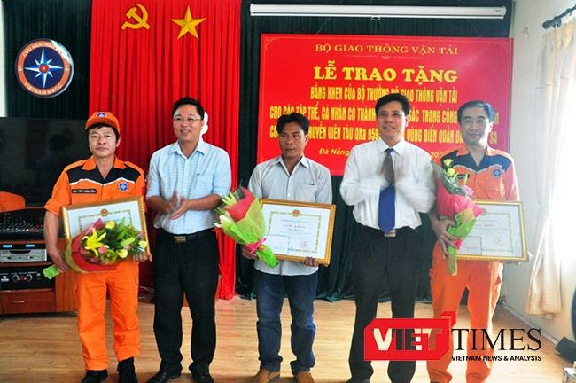 Ngày 21/5, lãnh đạo Bộ GTVT và tỉnh Quảng Nam tặng bằng khen đến các đơn vị và cá nhân trong việc tham gia cứu hộ, cứu nạn ngư dân bị nạn