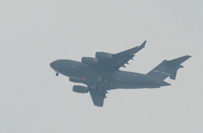 Chiếc máy bay US Air Force (C17) mang các trang thiết bị phục vụ cho chuyến thăm Việt Nam của Tổng thống Mỹ Barack Obama đã đến TP.HCM - Ảnh: Hữu Khoa